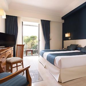 Zimmer mit Kingsize-Bett